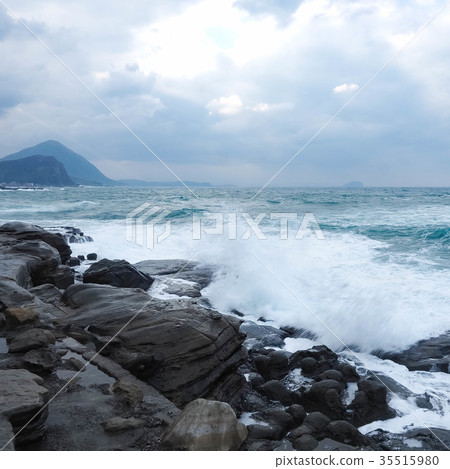 大浪的海邊 35515980