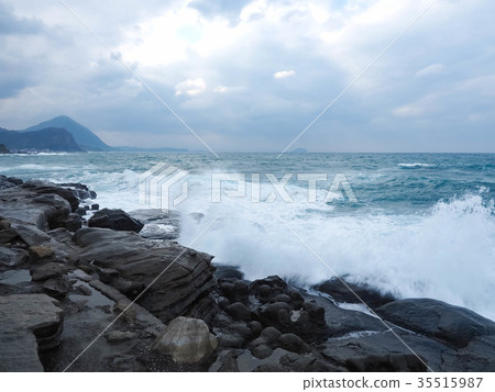 Big waves by the sea Big waves by the sea 35515987