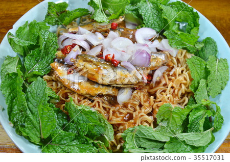 spicy instant noodle with fish canned salad  35517031