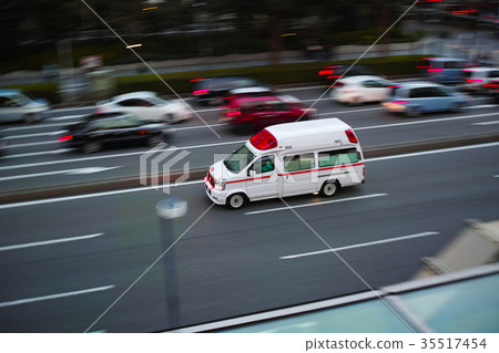 救護車在主要道路上運行 35517454