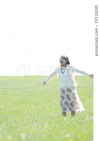 一個女人在草地上深呼吸 35518245
