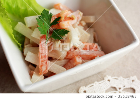 Persimmon and Japanese radish salad 35518465