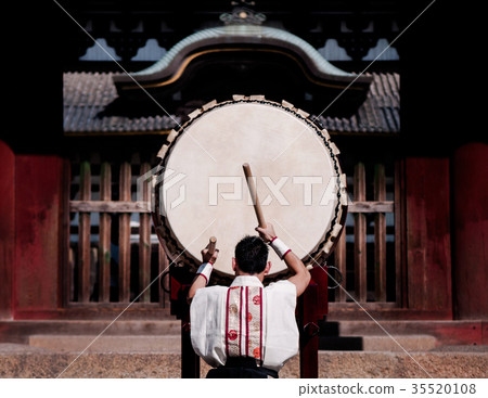 A man performs traditional Japanese drum. 35520108