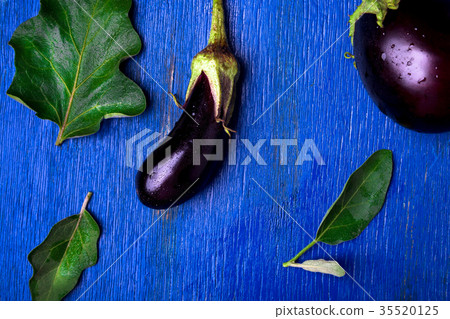 Fresh eggplant background with leaf Fresh eggplant background with leaf 35520125