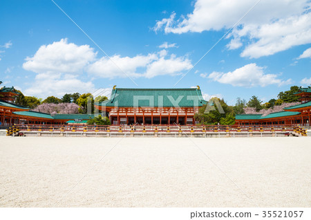 Heian Jingu Shrine Daigokuden (outdoor worship hall) Sakyo Ward, Kyoto City, Kyoto Prefecture *Photographed in April 2017 35521057