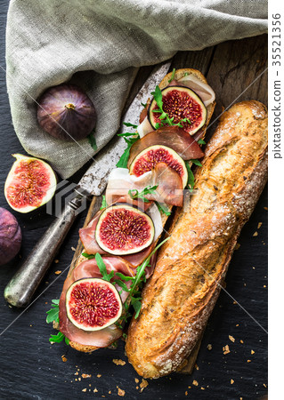 Sandwich with figs and prosciutto 35521356