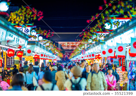 東京Senso-ji寺Nakamise街和Takara門的夜景 35521399