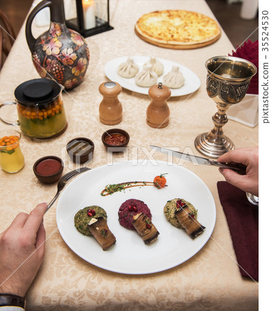 Man eating in georgian restaurant 35524530