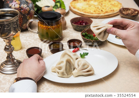 Man eating in georgian restaurant 35524554