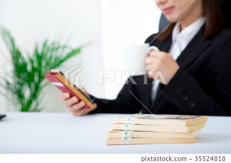 Big money and women's hand sack of money 1 million yen of sack of money Big money and women's hand sack of money 1 million yen of sack of money 35524818