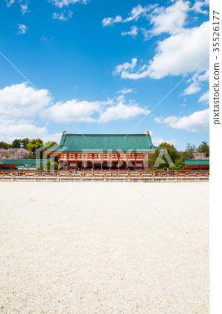 Heian Jingu Shrine Daigokuden (outdoor worship hall) Sakyo Ward, Kyoto City, Kyoto Prefecture *Photographed in April 2017 35526177
