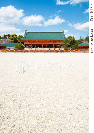 Heian Jingu Shrine Daigokuden (outdoor worship hall) Sakyo Ward, Kyoto City, Kyoto Prefecture *Photographed in April 2017 35526179