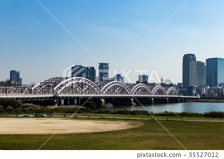Kamogawa上空的橋樑。十三大橋。 Kamogawa上空的橋樑。十三大橋。 35527012