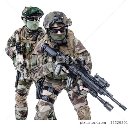 French paratroopers with weapons French paratroopers with weapons 35529291