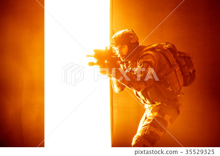 French paratroopers with weapons 35529325