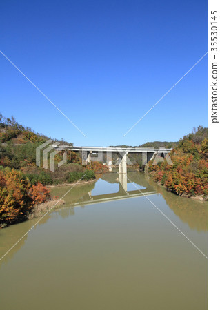 Koinkuma Dam湖和長野高速公路在秋天 Koinkuma Dam湖和長野高速公路在秋天 35530145