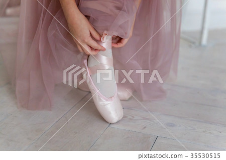Ballerina puts pointe shoes 35530515