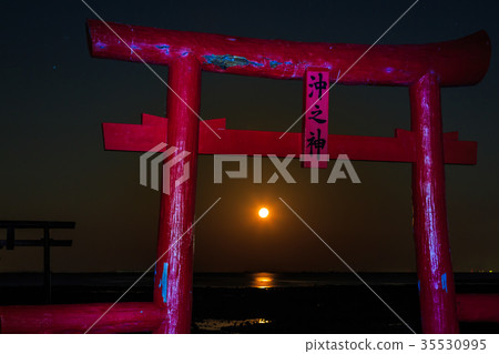 Out of the moon in the sea torii Saga prefecture Tara-cho 35530995
