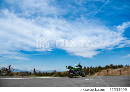 在秋天長野Kirigamine Fujimidai停車場的一輛摩托車 在秋天長野Kirigamine Fujimidai停車場的一輛摩托車 35535099