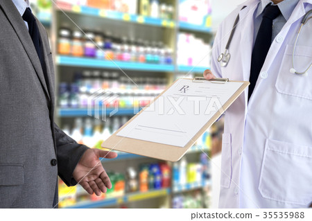 medicine doctor patient healthcare concept  35535988