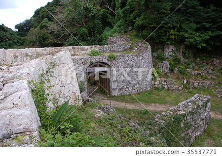 Chinen Castle main gate trace 35537771