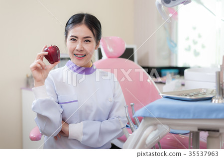Female dentist crossing armin dental clinic Female dentist crossing armin dental clinic 35537963