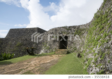 Zakimi城堡廢墟牆壁和拱門 Zakimi城堡廢墟牆壁和拱門 35538418
