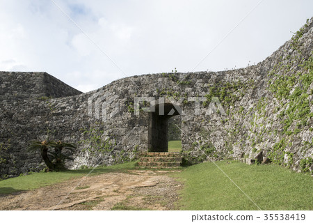 Zakimi城堡廢墟牆壁和拱門 Zakimi城堡廢墟牆壁和拱門 35538419