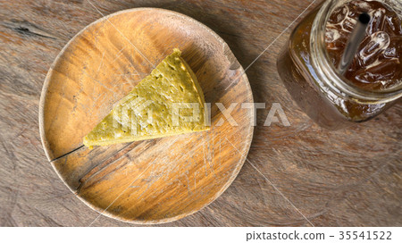 Green tea brownie and ice americano. 35541522