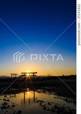 在海torii佐賀縣塔拉町的日落 在海torii佐賀縣塔拉町的日落 35541822