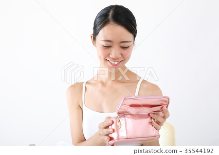 看化妝囊的婦女 看化妝囊的婦女 35544192