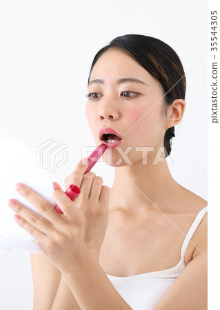 Beauty Apply lipstick 35544305