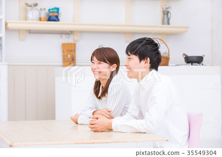 愉快的年輕夫婦年輕人和婦女大學生 35549304