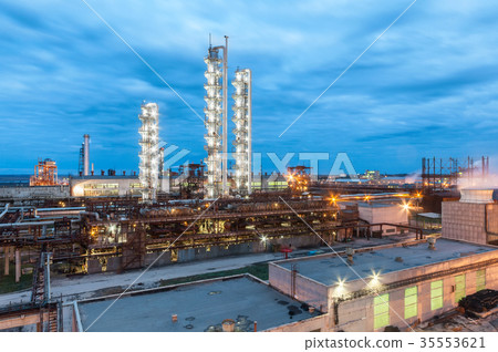 Chemical plant on night time. Chemical plant on night time. 35553621