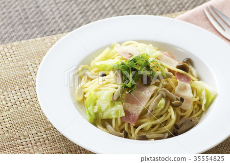 Japanese-style pasta 12 with bacon and sea bream Japanese-style pasta 12 with bacon and sea bream 35554825