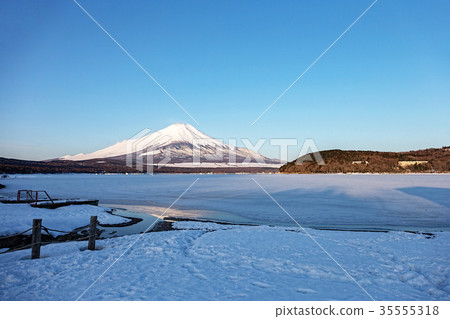 Mount Fuji (March Lake Yamanaka freezing) Mount Fuji (March Lake Yamanaka freezing) 35555318
