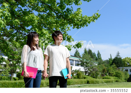 一個男人手牽著手 35555552