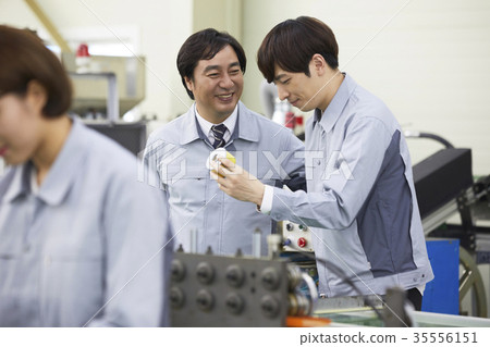 工廠,生產線,工人 工廠,生產線,工人 35556151