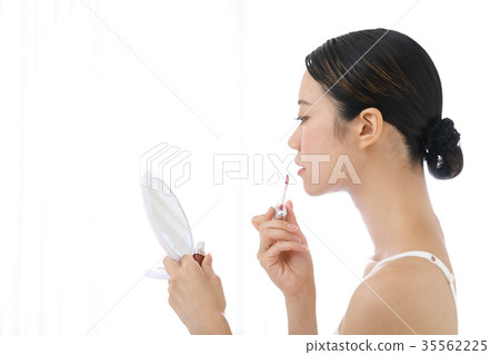 Beauty Apply lipstick Beauty Apply lipstick 35562225