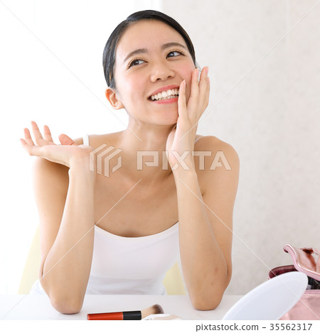 beauty woman looking in the mirror 35562317