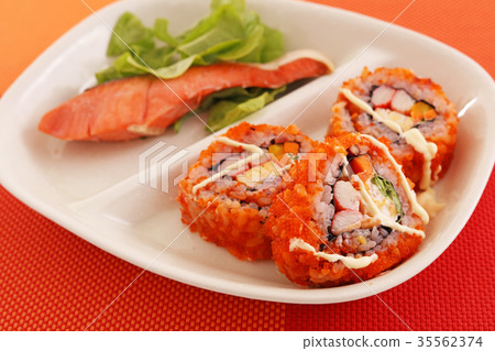 Japanese cuisine looks tasty 35562374