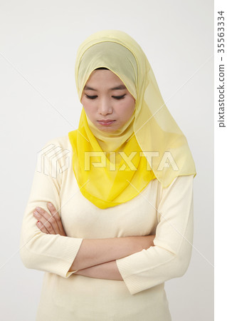 malay woman feeling sad 35563334