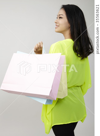 woman shopping 35563621