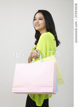 woman shopping 35563838
