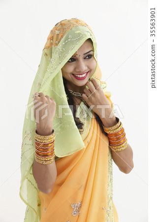Pretty indian woman Pretty indian woman 35563901