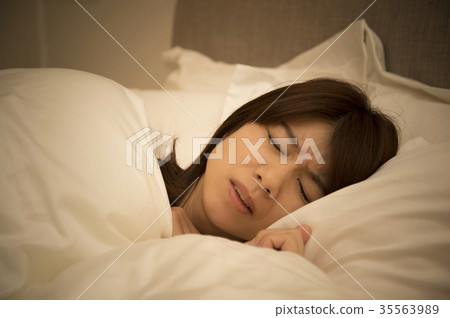 Sleepless women 35563989