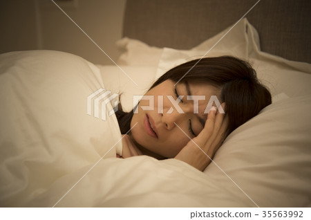 Sleepless women 35563992