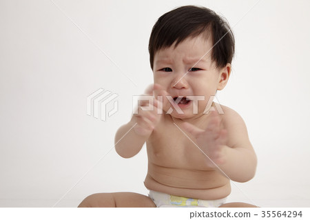 baby crying 35564294