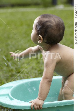 baby taking bath outdoor baby taking bath outdoor 35564352