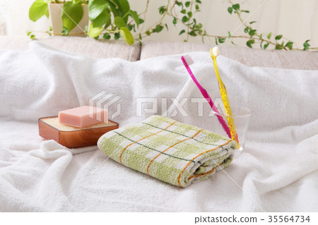 牙刷和毛巾 35564734